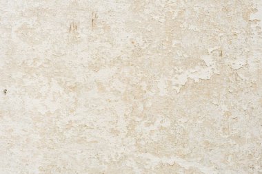 Çizik ve çatlaklarla dolu bir duvar parçası.