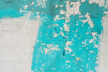 Çizik ve çatlaklarla dolu bir duvar parçası.