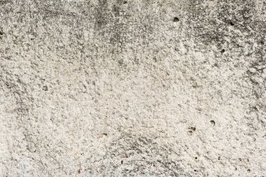 Çizik ve çatlaklarla dolu bir duvar parçası.