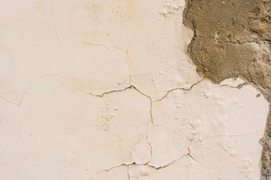 Çizik ve çatlaklarla dolu bir duvar parçası.