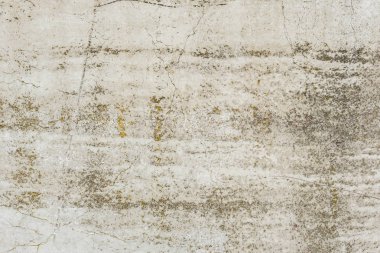 Çizik ve çatlaklarla dolu bir duvar parçası.