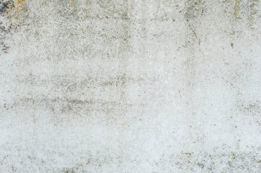 Çizik ve çatlaklarla dolu bir duvar parçası.