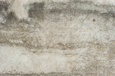 Çizik ve çatlaklarla dolu bir duvar parçası.