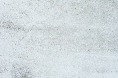 Çizik ve çatlaklarla dolu bir duvar parçası.