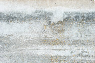 Çizik ve çatlaklarla dolu bir duvar parçası.