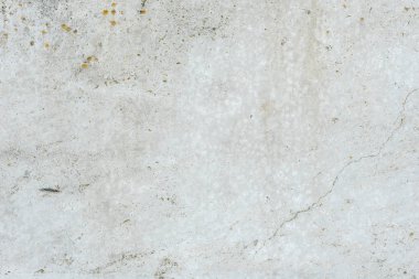 Çizik ve çatlaklarla dolu bir duvar parçası.