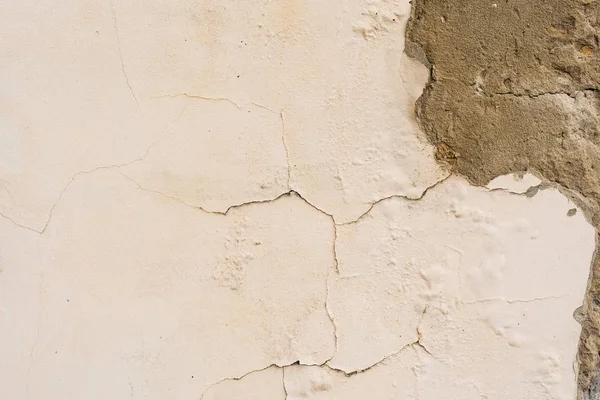 Çizik ve çatlaklarla dolu bir duvar parçası.