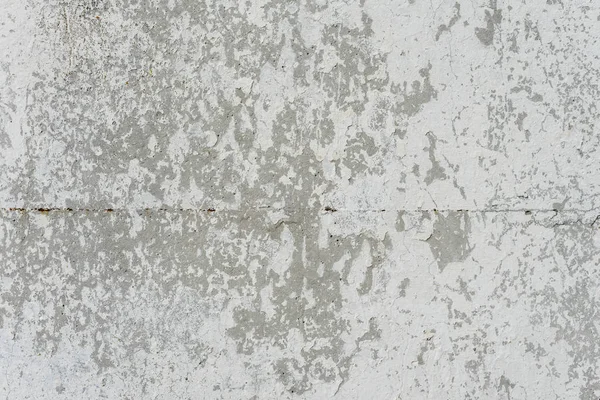 Çizik ve çatlaklarla dolu bir duvar parçası.