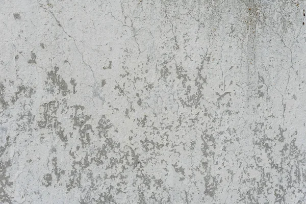 Çizik ve çatlaklarla dolu bir duvar parçası.