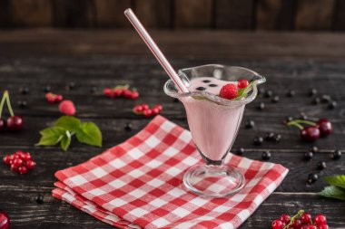 Ahududu farklı meyve ahşap bir zemin üzerine bir bardak dan güler yüzlü. Arka plan olarak kullanılabilir