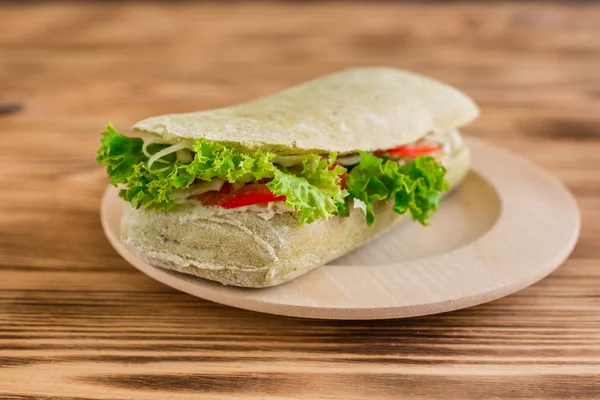 Hambúrguer Saboroso Com Carne Legumes Contra Fundo Madeira Comida Rápida — Fotografia de Stock