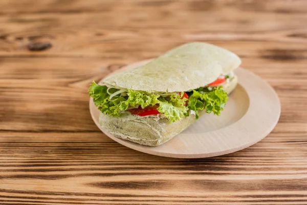 Ízletes Hamburger Hús Zöldség Egy Fából Készült Háttér Fast Food — Stock Fotó