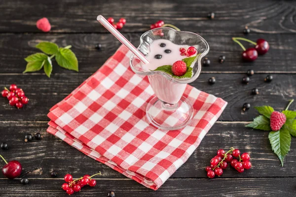 Ahududu farklı meyve ahşap bir zemin üzerine bir bardak dan güler yüzlü. Arka plan olarak kullanılabilir