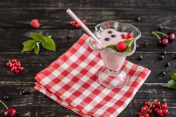 Batido Frambuesa Vaso Sobre Fondo Madera Con Diferentes Frutas Puede — Foto de Stock