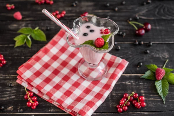 Ahududu farklı meyve ahşap bir zemin üzerine bir bardak dan güler yüzlü. Arka plan olarak kullanılabilir