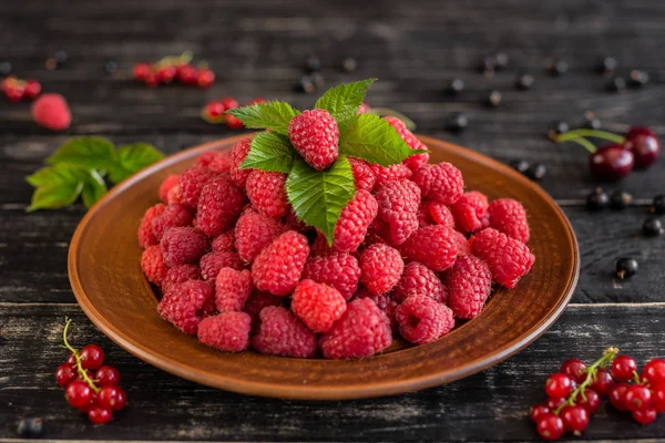 Lezzetli sulu tatlı ahududu ahşap arka plan üzerinde. Arka plan olarak kullanılabilir