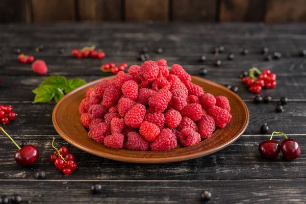 Lezzetli sulu tatlı ahududu ahşap arka plan üzerinde. Arka plan olarak kullanılabilir