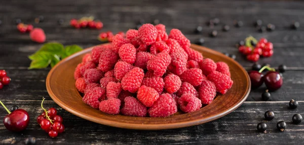 Lezzetli sulu tatlı ahududu ahşap arka plan üzerinde. Arka plan olarak kullanılabilir