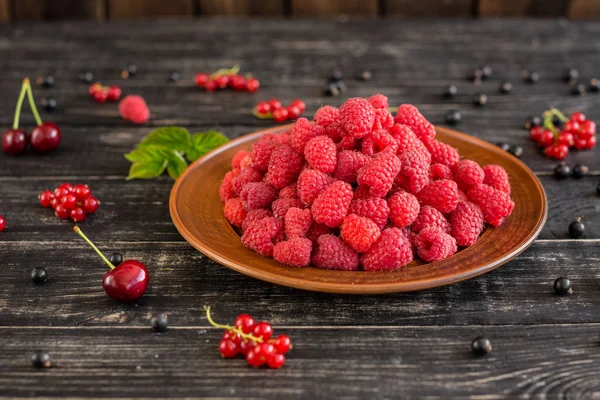 Lezzetli sulu tatlı ahududu ahşap arka plan üzerinde. Arka plan olarak kullanılabilir