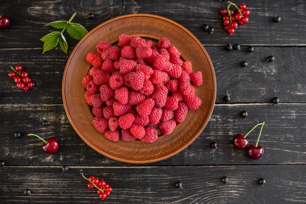 Lezzetli sulu tatlı ahududu ahşap arka plan üzerinde. Arka plan olarak kullanılabilir