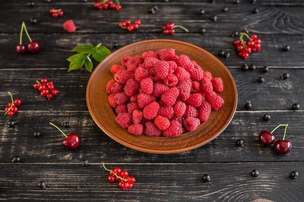Lezzetli sulu tatlı ahududu ahşap arka plan üzerinde. Arka plan olarak kullanılabilir