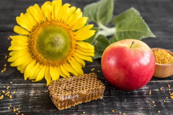 Banka, peteğin ve polen ahşap bir masa üzerinde güzel şeffaf tatlım. Arka plan olarak kullanılabilir