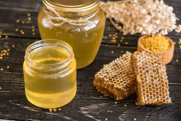 Mooie Transparante Honing Bank Honingraten Pollen Een Houten Tafel Het — Stockfoto