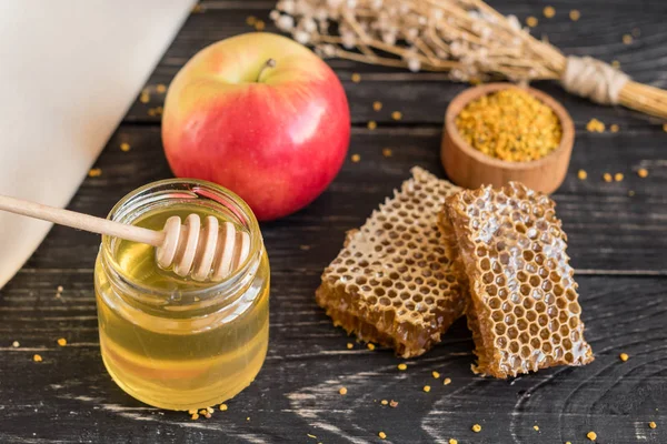 Banka, peteğin ve polen ahşap bir masa üzerinde güzel şeffaf tatlım. Arka plan olarak kullanılabilir