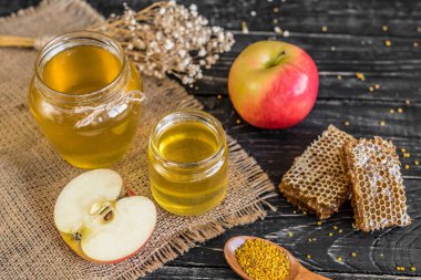 Banka, peteğin ve polen ahşap bir masa üzerinde güzel şeffaf tatlım. Arka plan olarak kullanılabilir