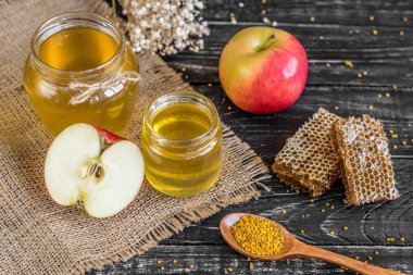 Banka, peteğin ve polen ahşap bir masa üzerinde güzel şeffaf tatlım. Arka plan olarak kullanılabilir