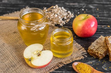 Banka, peteğin ve polen ahşap bir masa üzerinde güzel şeffaf tatlım. Arka plan olarak kullanılabilir