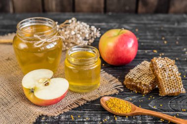 Banka, peteğin ve polen ahşap bir masa üzerinde güzel şeffaf tatlım. Arka plan olarak kullanılabilir