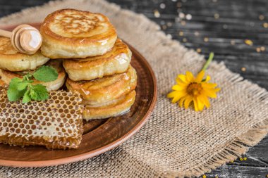 Banka, peteğin ve polen ahşap bir masa üzerinde güzel şeffaf tatlım. Arka plan olarak kullanılabilir