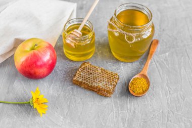 Banka, peteğin ve polen ahşap bir masa üzerinde güzel şeffaf tatlım. Arka plan olarak kullanılabilir