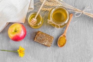 Banka, peteğin ve polen ahşap bir masa üzerinde güzel şeffaf tatlım. Arka plan olarak kullanılabilir