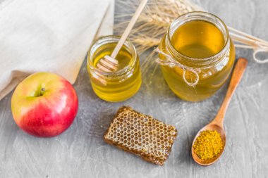 Banka, peteğin ve polen ahşap bir masa üzerinde güzel şeffaf tatlım. Arka plan olarak kullanılabilir