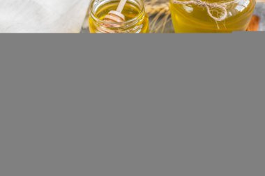 Banka, peteğin ve polen ahşap bir masa üzerinde güzel şeffaf tatlım. Arka plan olarak kullanılabilir