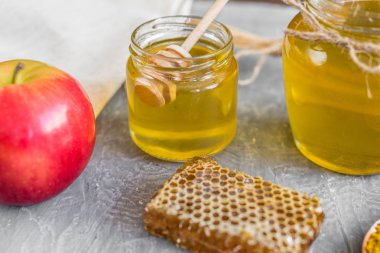Banka, peteğin ve polen ahşap bir masa üzerinde güzel şeffaf tatlım. Arka plan olarak kullanılabilir