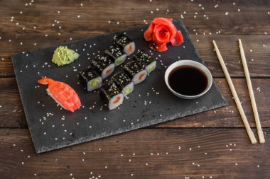 Taze ve lezzetli suşi koyu arka plan üzerinde. Arka plan olarak kullanılabilir