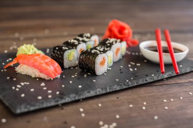 Taze ve lezzetli suşi koyu arka plan üzerinde. Arka plan olarak kullanılabilir