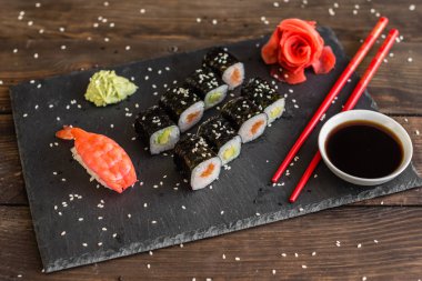 Taze ve lezzetli suşi koyu arka plan üzerinde. Arka plan olarak kullanılabilir