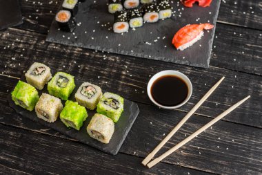 Taze ve lezzetli suşi koyu arka plan üzerinde. Arka plan olarak kullanılabilir