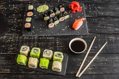 Taze ve lezzetli suşi koyu arka plan üzerinde. Arka plan olarak kullanılabilir