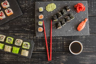 Taze ve lezzetli suşi koyu arka plan üzerinde. Arka plan olarak kullanılabilir