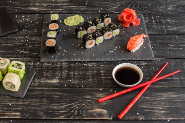 Taze ve lezzetli suşi koyu arka plan üzerinde. Arka plan olarak kullanılabilir