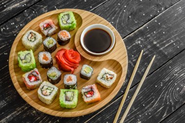 Taze ve lezzetli suşi koyu arka plan üzerinde. Arka plan olarak kullanılabilir