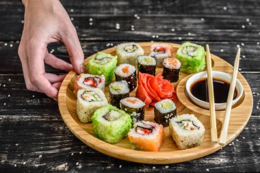 Taze ve lezzetli suşi koyu arka plan üzerinde. Arka plan olarak kullanılabilir