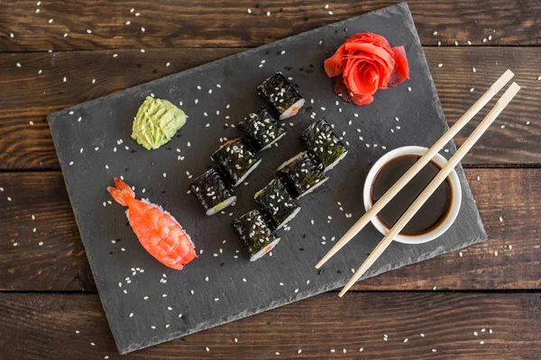 Świeże Smaczne Sushi Ciemnym Tle Może Służyć Jako Tło — Zdjęcie stockowe