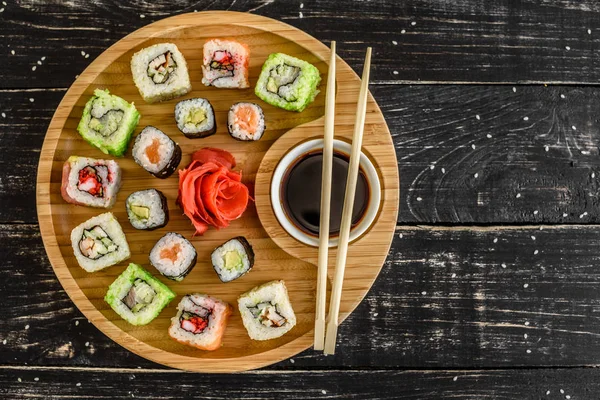 新鲜可口的寿司在黑暗的背景 它可以用作背景 — 图库照片