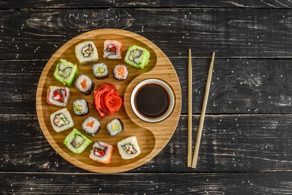 Frisches Und Schmackhaftes Sushi Auf Dunklem Hintergrund Kann Als Hintergrund — Stockfoto